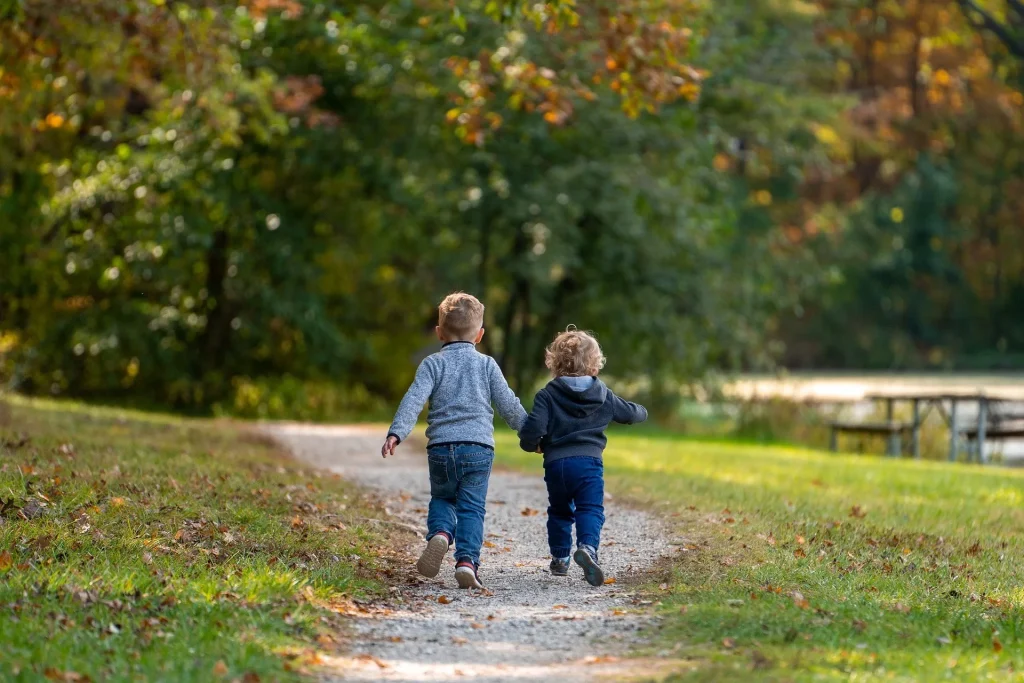 Kinder rennen weg