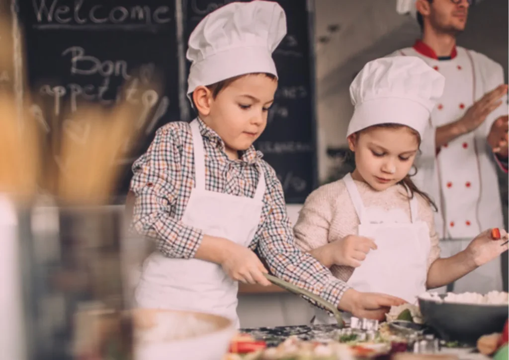 Kinder mit Kochmützen